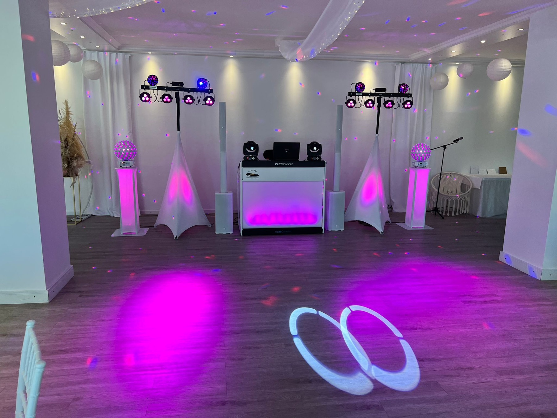 Aufgebaute Anlage in einem weißen Festsaal mit Lichtstelen und Spiegelkugeln