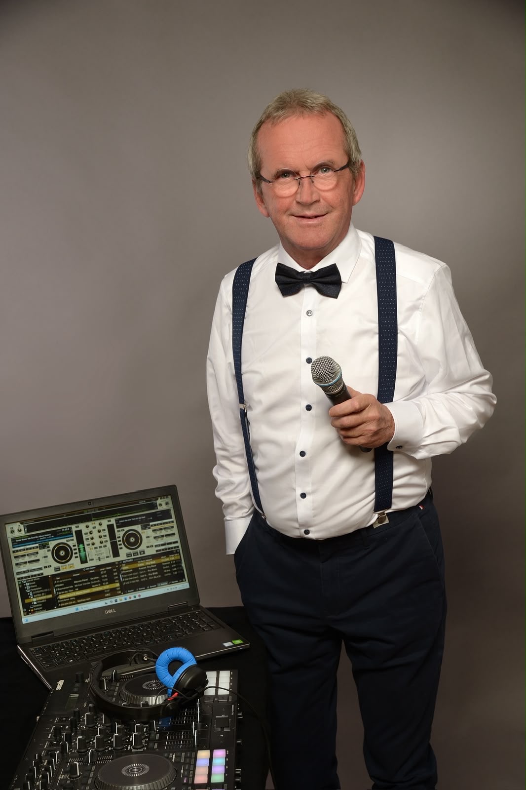 Christian mit Fliege und Mikrofon vor dem Laptop