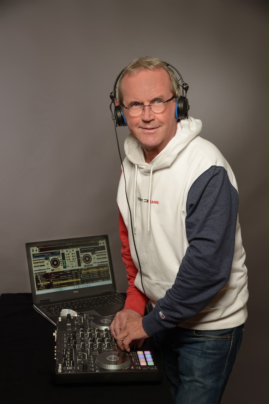 Christian mit Kopfhörer am DJ-Controller
