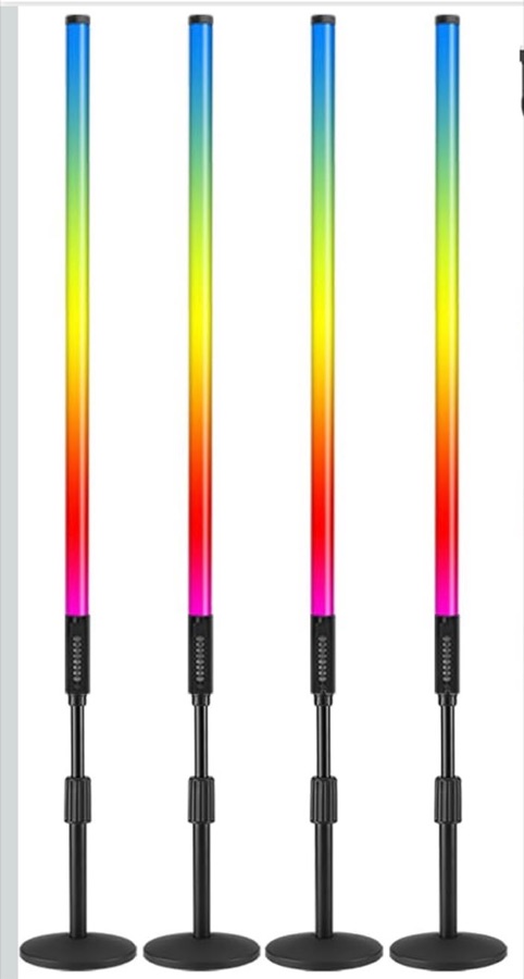 Vier LED-Lichtstelen in Regenbogenfarben
